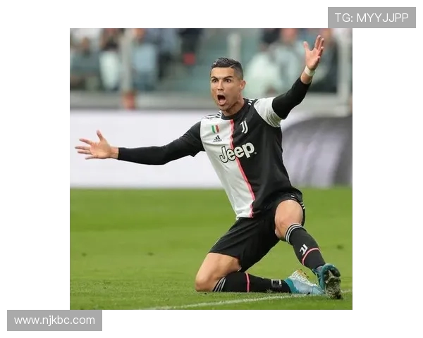 禁区犯规未倒地仍传中 凯西比手势流露赛场困惑瞬间引发球迷热议